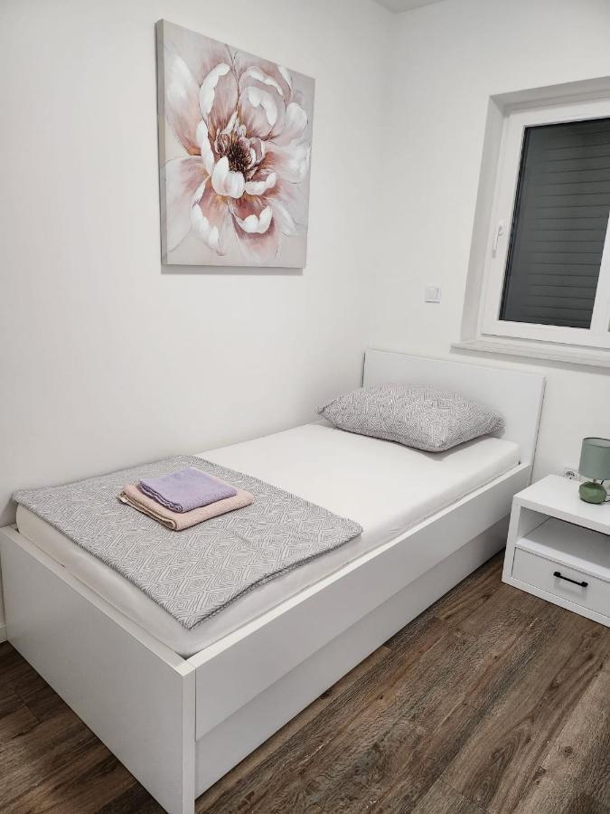 Apartmani M&L I M&J Malinska Extérieur photo